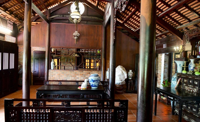 Bộ trường kỷ 50 năm tuổi được ông mua của người dân tại tỉnh Bình Dương. Ảnh: Công luận