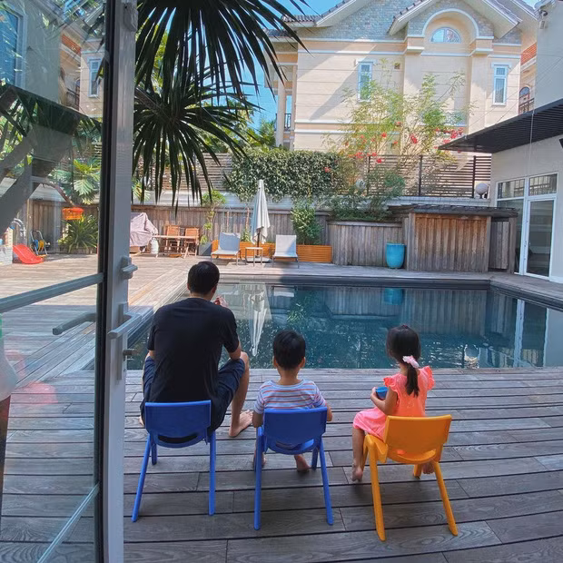 Nữ diễn viên thường khoe lên Instagram những bức ảnh cây cối, hoa lá xanh mướt hay khoảnh khắc 3 bố con Louis Nguyễn ngồi ăn kem ngoài trời. Ảnh: FBNV