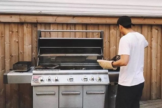 Trong vườn còn thiết kế một gian nấu nướng để tiệc tùng cuối tuần. Ảnh: FBNV