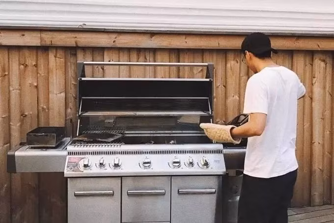 Trong vườn còn thiết kế một gian nấu nướng để tiệc tùng cuối tuần. Ảnh: FBNV