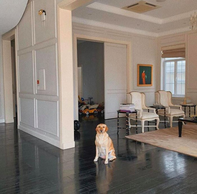 Bên trong nhà, phòng khách rộng rãi được bày trí bàn ghế đơn giản. Ảnh: FBNV