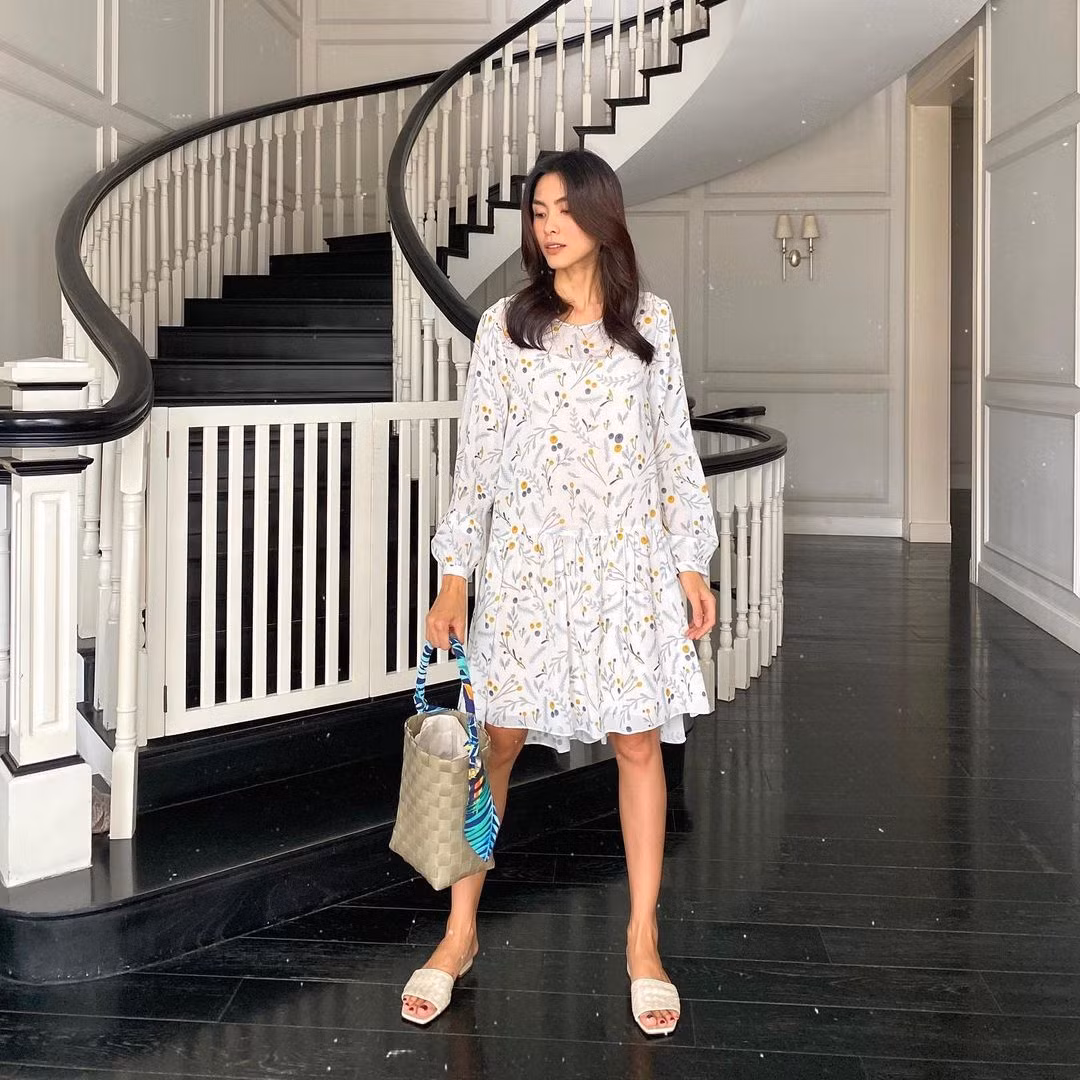 Cầu thang uốn lượn, trắng muốt là góc sống ảo yêu thích của Hà Tăng. Ảnh: Instagram