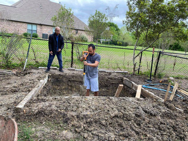 Trên trang cá nhân, Hồng Ngọc khiến khán giả bất ngờ khi chia sẻ cảnh chồng, bố chồng và các con tích cực đào ao nuôi cá và có cả đàn ga chạy trong khuôn viên biệt thự.