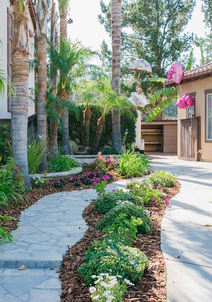 Biệt thự của Thanh Thảo có khuôn viên rộng rãi với nhiều cây xanh.