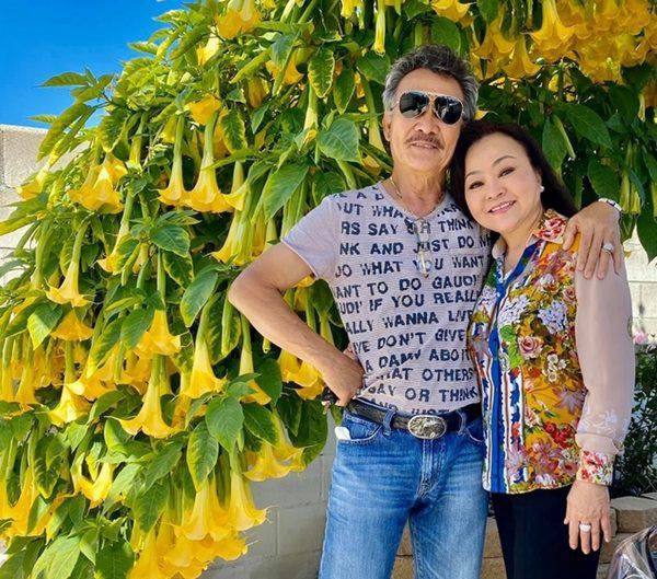 Biệt thự của ca sĩ Hương Lan và gia đình toạ lạc tại phía Nam bang California, rộng đến 1.000m2. Trong đó, diện tích nhà ở chỉ 360m2, còn lại là không gian cây cối, rau và hoa.