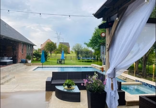 Ben trong biet thu trong rau, nuoi ga cua sao Viet tai My