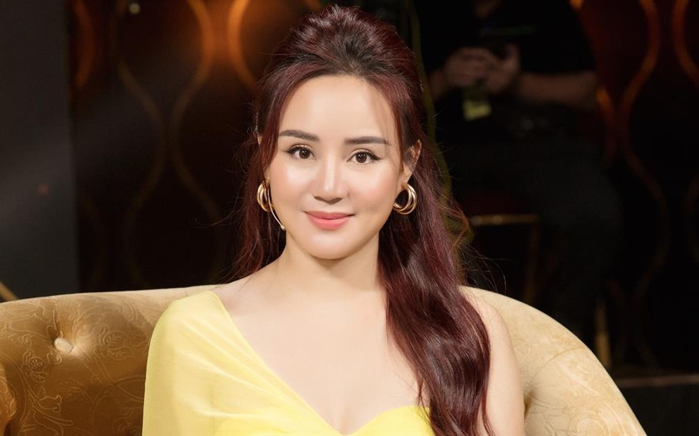 Dù hiếm khi chia sẻ về cuộc sống riêng tư song nếu ai theo dõi hành trình hoạt động nghệ thuật của Vy Oanh đều không khỏi ngưỡng mộ khi cô sở hữu biệt thự khủng, xế hộp bạc tỷ…