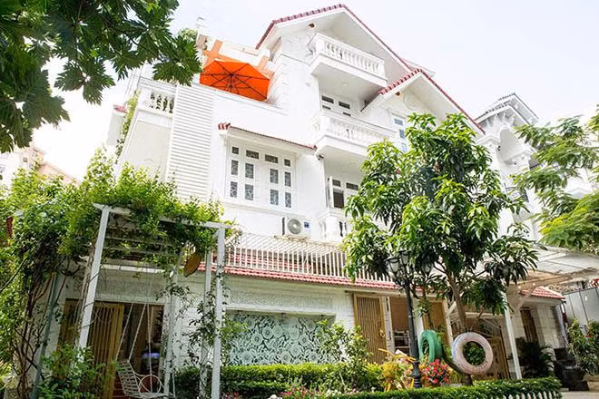 Đáng chú nhất là căn biệt thự rộng hơn 1.400m2 có đầy đủ tiện nghi của gia đình nữ ca sĩ được cả giới truyền thông và cư dân mạng chú ý.