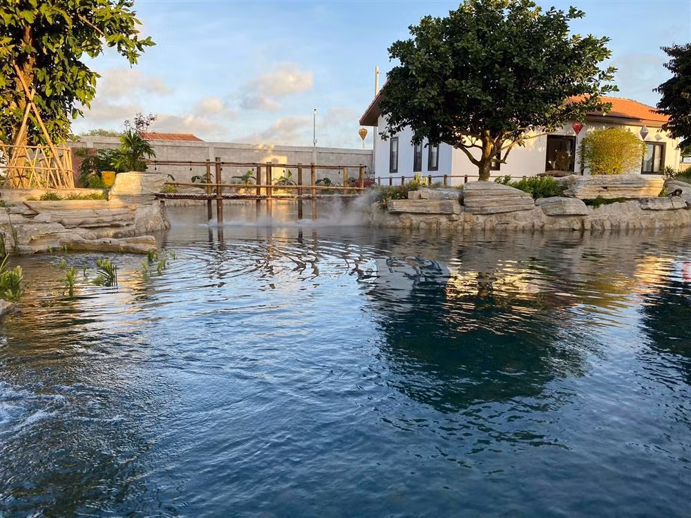 Nhìn hồ nước, cây cối và sân vườn rộng lớn ai cũng trầm trồ.