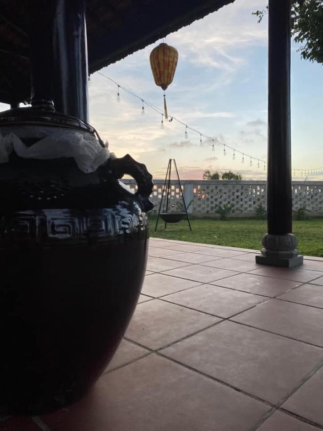 Có thể thấy, khuôn viên biệt thự được bài trí như khu nghỉ dưỡng sang chảnh.