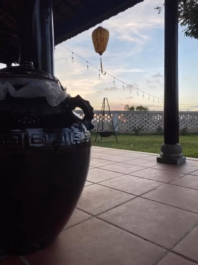 Có thể thấy, khuôn viên biệt thự được bài trí như khu nghỉ dưỡng sang chảnh.