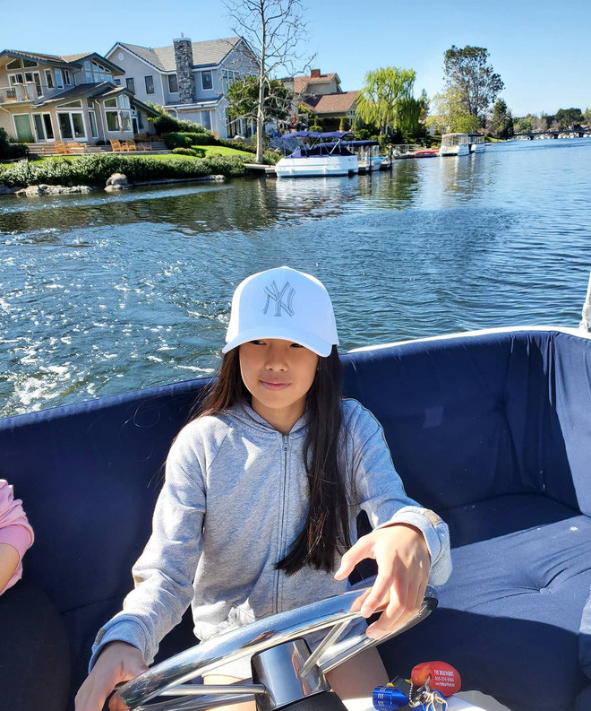 Có ông là tỷ phú, bôs mẹ là doanh nhân thành đạt, Sophia được trải nghiệm những thứ mà người thường khó có cơ hội chạm tới như đi du lịch vòng quanh thế giới, dạo mát bằng du thuyền, đi lại bằng Limousine...