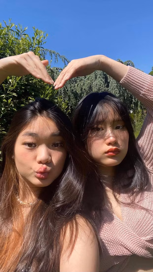 Hai ái nữ nhà ca sĩ Mỹ Lệ Janet Ngô (2005) và Jennifer Ngô (2006) cũng được sống sung túc, đủ đầy từ nhỏ.