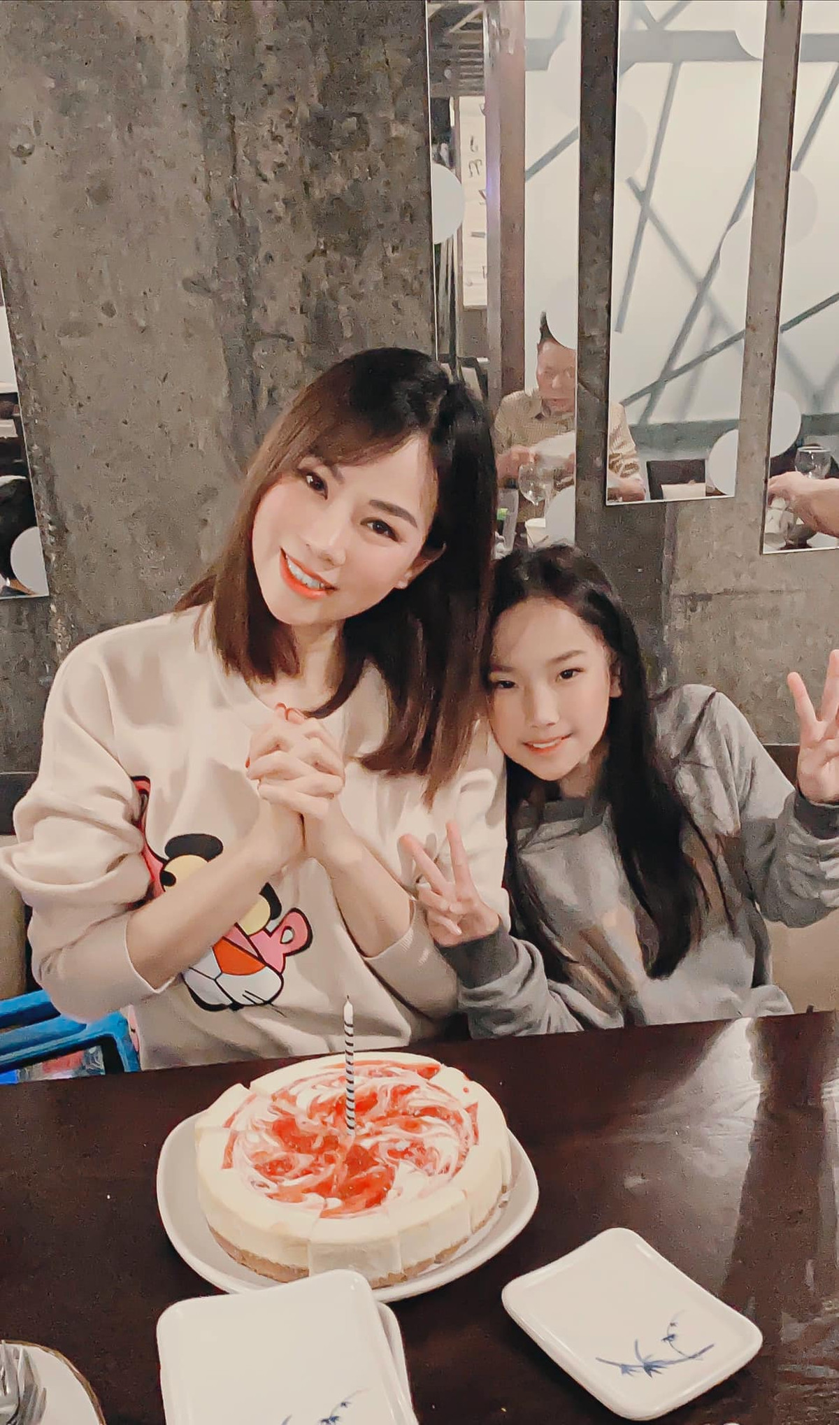 Sophia Hoàng (biệt danh Sushi) là ái nữ của thiếu gia Sammy Hoàng và cựu siêu mẫu Đào Lan Phương, hay cháu nội của tỷ phú Hoàng Kiều.