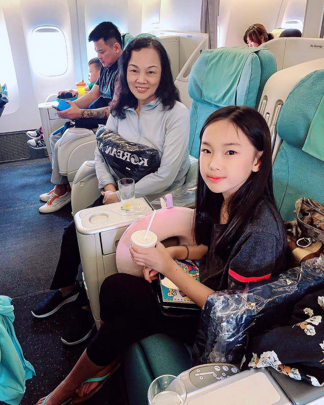 Nàng tiểu thư di chuyển trên hạng thương gia máy bay hay thậm chí là bằng phi cơ riêng của gia đình.