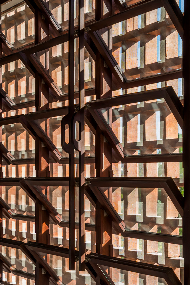 Không đơn thuần là những viên gạch nung, kiến trúc sư còn khéo léo phối hợp giữa tường gạch kín và tường gạch hở giúp công trình trở nên thú vị hơn.