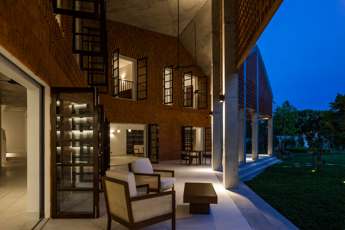 Hiên nhà luôn thoáng đãng và mát mẻ dù ban ngày buổi tối.