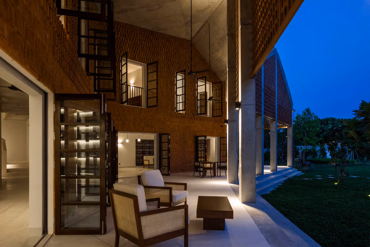 Hiên nhà luôn thoáng đãng và mát mẻ dù ban ngày buổi tối.