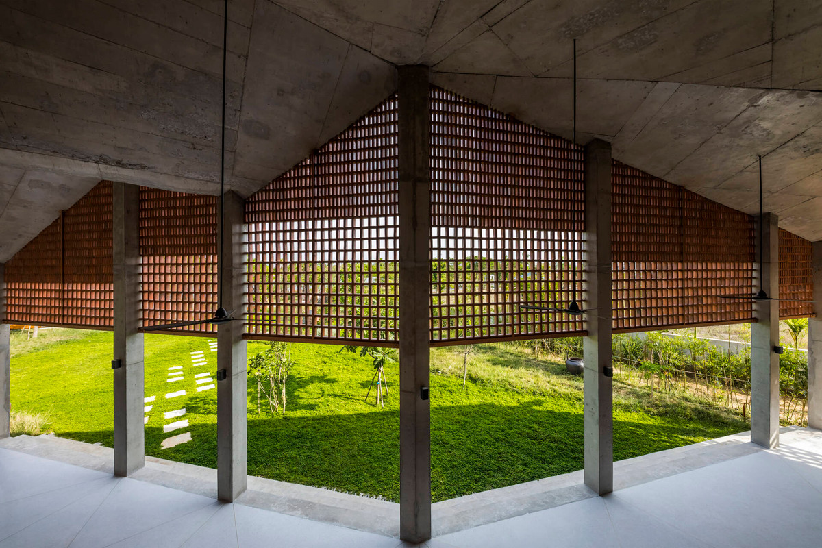 Gạch hoa gió được sử dụng để mang đến một không gian mở kết nối giữa nhà và tự nhiên.