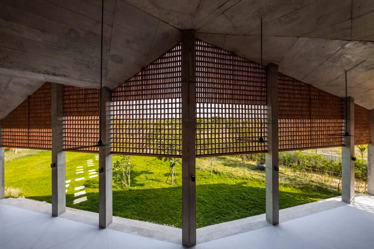 Gạch hoa gió được sử dụng để mang đến một không gian mở kết nối giữa nhà và tự nhiên.