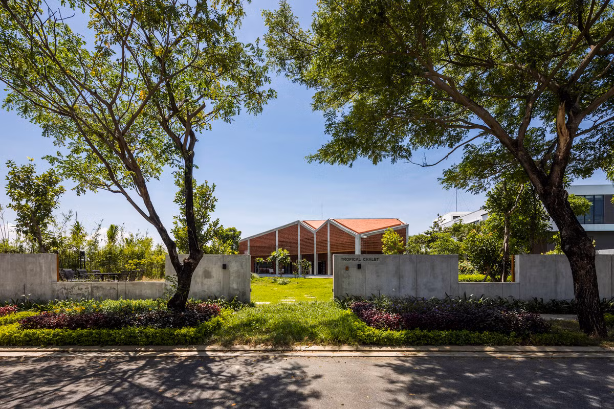 Một trong những điểm thú vị nhất trong kiến trúc của ngôi nhà là thiết kế mái nhà nhấp nhô.