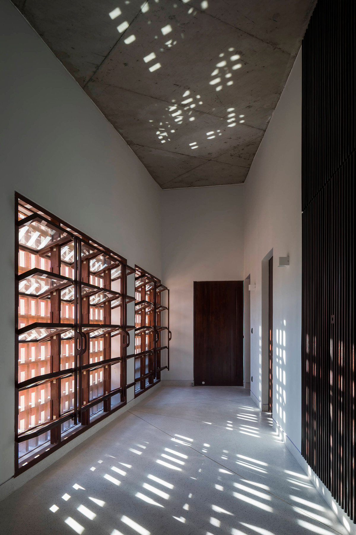 Cửa kính chớp tiện lợi kết hợp gạch hoa gió.