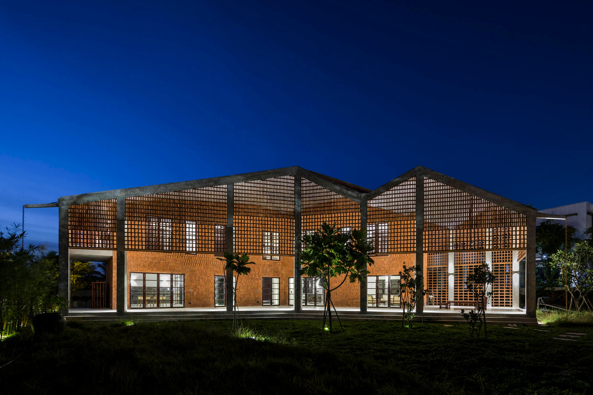 Vẻ đẹp ấn tượng của ngôi nhà tổ gạch khi màn đêm buông xuống. Nguồn ảnh: Hiroyuki Oki