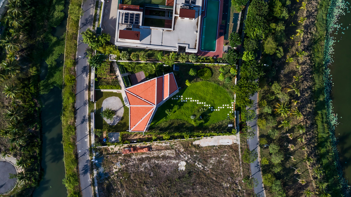 Nằm trong lô đất hình chữ nhật thuộc khu dân cư hình đô thị mới tại ven biển Đà Nẵng, Tropical Chalet mang đúng tinh thần nhiệt đới với không gian mở thoáng đãng nhìn ra vườn cây xanh mát.