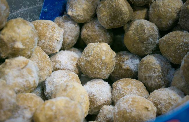 Thịt viên, cá viên đông lạnh thường dùng để nấu canh, thả lẩu, sốt cà chua. Thế nhưng, cũng giống như thịt băm, thịt viên sẵn rất khó để biết được quy trình làm có đảm bảo an toàn vệ sinh thực phẩm hay không. Ảnh: Internet