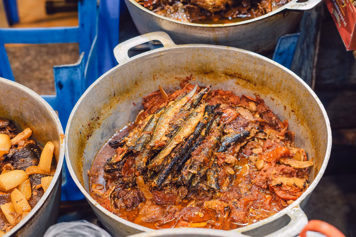 Ngoài thực phẩm tươi sống, ở chợ còn bán cả thực phẩm đã nấu chín sẵn, khách hàng mua về có thể sử dụng ngay mà không cần phải qua bước chế biến nào nữa. Ảnh: Internet