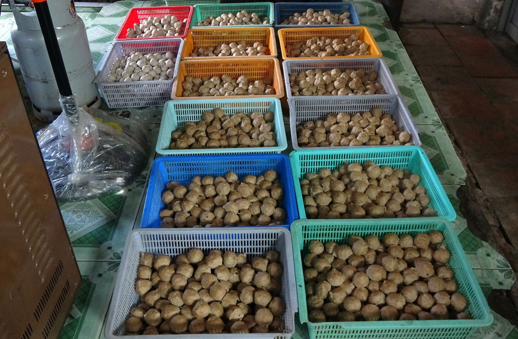 Thêm nữa, khách hàng cũng không biết thịt, cá được làm từ những loại thịt gì, xuất xứ rõ ràng không, còn hạn sử dụng không, người làm có dùng chất bảo quản, chất phụ gia hay không...Ảnh: Internet