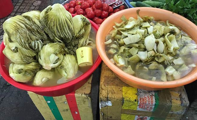 Do bày bán ở chợ nên dưa muối, cà muối không tránh khỏi bụi bẩn rơi vào. Đặc biệt, nhiều người muối dưa trong thùng sơn rất độc hại, hoặc sử dụng các chất phụ gia để tạo màu vàng đẹp mắt. Ảnh: Internet