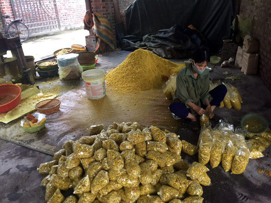 Thế nhưng, do sản xuất số lượng lớn, một số cơ sở làm gia vị xay đã bị lật tẩy vì thủ đoạn dùng bột tẩy trắng và muối diêm để tẩy trắng. Ảnh: Người tiêu dùng