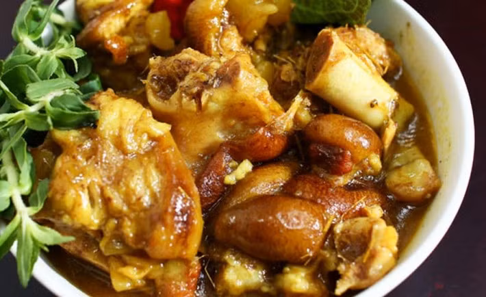 Dù vậy, thực phẩm nấu chín sẵn thường được bao phủ bởi nhiều loại gia vị nên sẽ che giấu được tình trạng hư hỏng. Ảnh: Internet