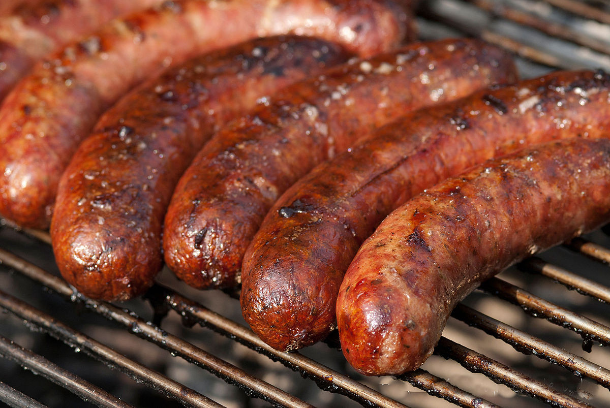 Trên thực tế, các loại xúc xích chiên, nướng sẵn không đảm bảo nguồn gốc xuất xứ của nguyên liệu chính là thịt lợn. Trong quá trình sản xuất, xúc xích có thể được người bán trộn thêm phụ gia. Ảnh: Wiki.