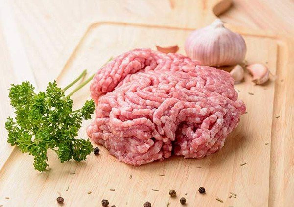 Ở chợ cũng có bán nhiều thịt xay sẵn. Trên thực tế, nó được làm từ rất nhiều thịt vụn, mỡ, thậm chí thịt để lâu. Người bán hàng còn tận dụng thịt này để làm nem rán, chả lá nốt. Ảnh: Internet