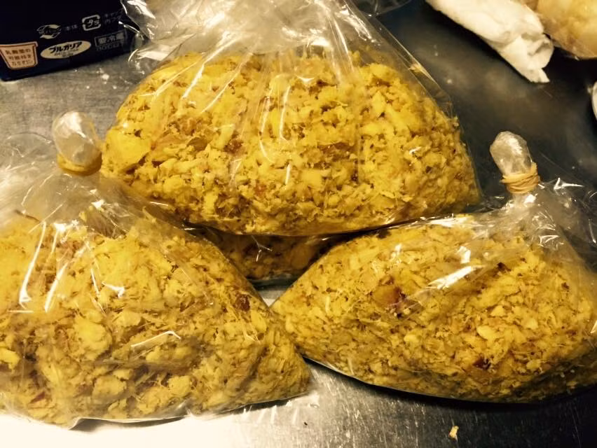 Gia vị xay sẵn ngoài chợ như riềng, sả, tỏi...là thực phẩm được nhiều chị em lựa chọn bởi rất tiện lợi, tiết kiệm thời gian và giá khá rẻ. Ảnh: Facebook