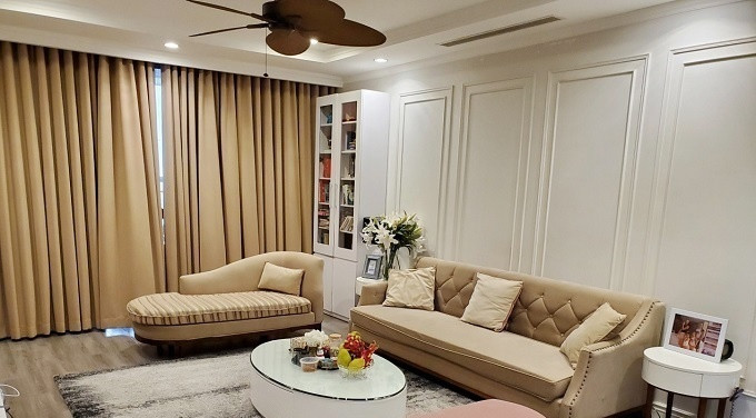 Căn hộ của MC Thu Hương bày trí tinh tế nhưng không kém phần sang trọng. Phòng khách rộng rãi với gam màu trắng, hồng và be. Ảnh: Vietnamnet