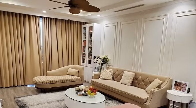 Căn hộ của MC Thu Hương bày trí tinh tế nhưng không kém phần sang trọng. Phòng khách rộng rãi với gam màu trắng, hồng và be. Ảnh: Vietnamnet