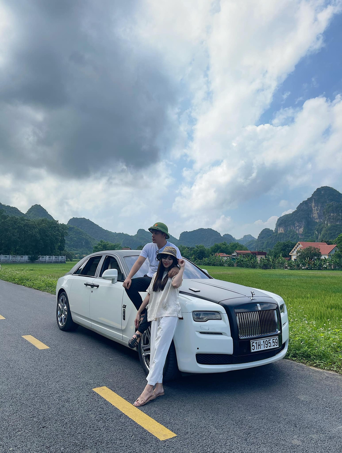 Không chỉ tặng hàng hiệu, Đông Khuê không ngần ngại đích thân lái những chiếc siêu xe đưa bạn gái đi du lịch khắp nơi từ Sapa đến Ninh Bình.