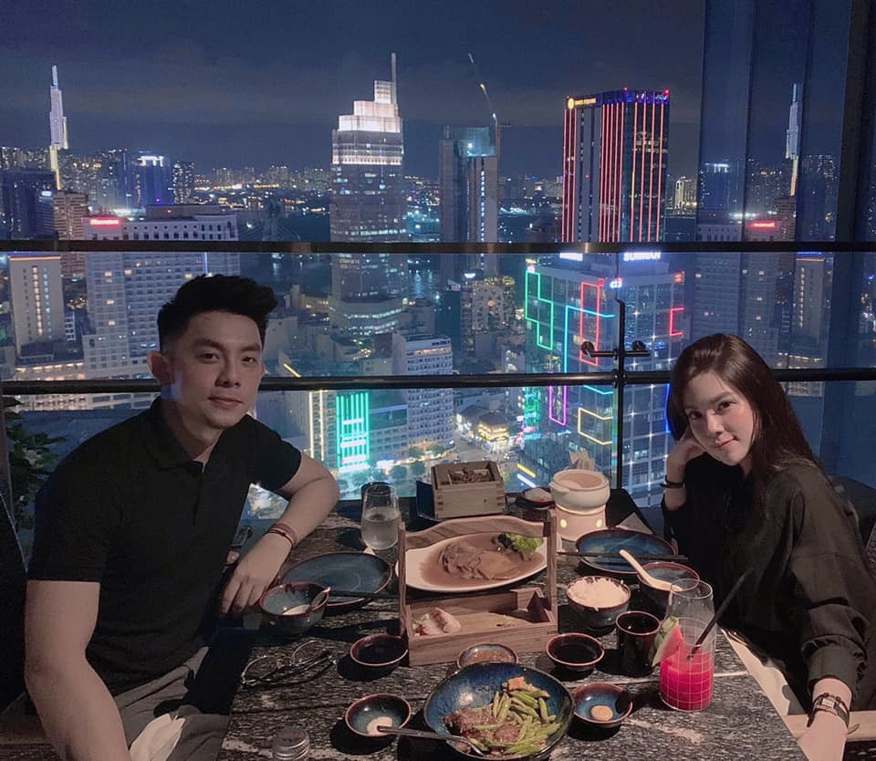 Cặp đôi cũng thường khoe ảnh bữa ăn tối sang chảnh và lãng mạn cùng nhau. Nguồn ảnh: FBNV