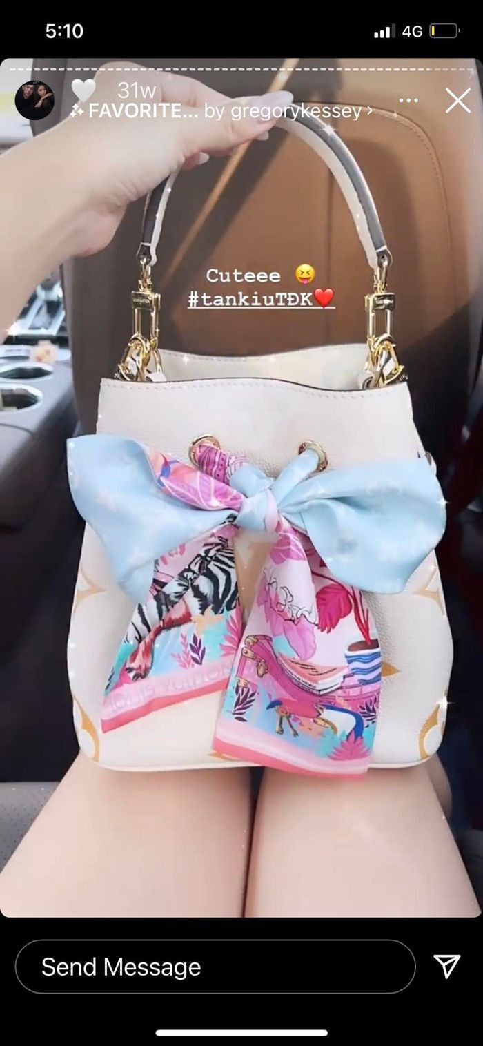 Đông Khuê từng nhắn nhủ đến với bạn gái rằng: "Bất cứ điều gì bạn muốn, bất cứ điều gì bạn thích, bất cứ điều gì bạn cần, bất cứ điều gì khiến bạn hạnh phúc".