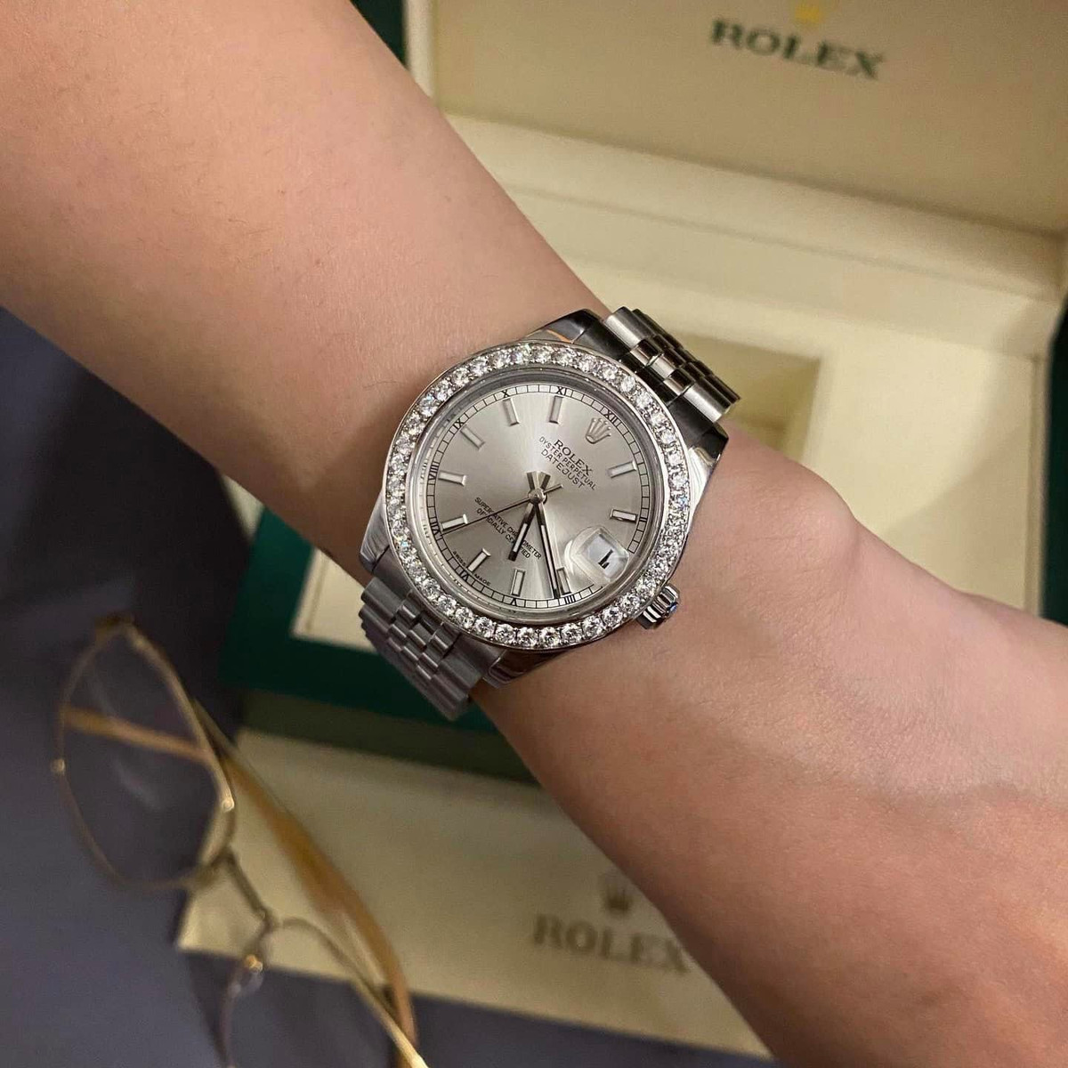 Quà năm mới Tống Đông Khuê tặng Thảo Nhi là chiếc đồng hồ Rolex Datejust bằng vàng trắng đính kim cương có giá khoảng 16.000 USD.