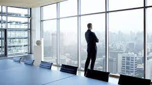 Lương của nhận CEO khách sạn cũng vô cùng cao. Theo thống kê của Tổng cục Du lịch, trong nước có khoảng 5.000 khách sạn 3-5 sao nhưng hầu hết các khách sạn đình đám nhất, nằm ở vị trí đẹp nhất đều phải thuê công ty nước ngoài quản lý.