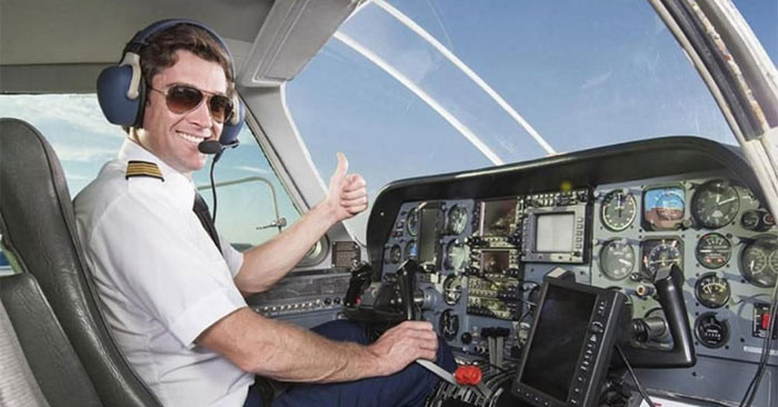 Tuy nhiên, do đặc thù ngành nghề mà người làm phi công cũng phải trải qua quá trình học tập, rèn luyện khắc nghiệt cũng như chịu các áp lực trong điều kiện làm việc.