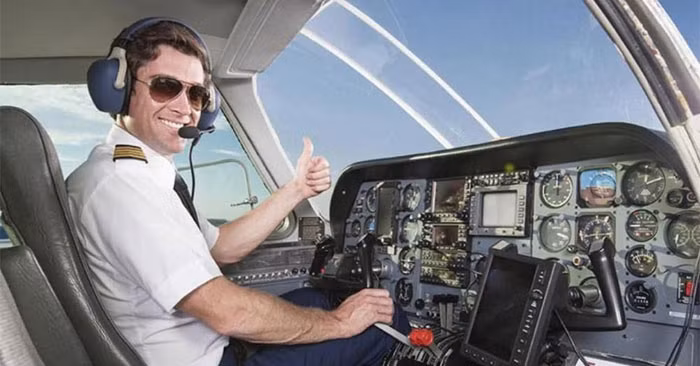 Tuy nhiên, do đặc thù ngành nghề mà người làm phi công cũng phải trải qua quá trình học tập, rèn luyện khắc nghiệt cũng như chịu các áp lực trong điều kiện làm việc.