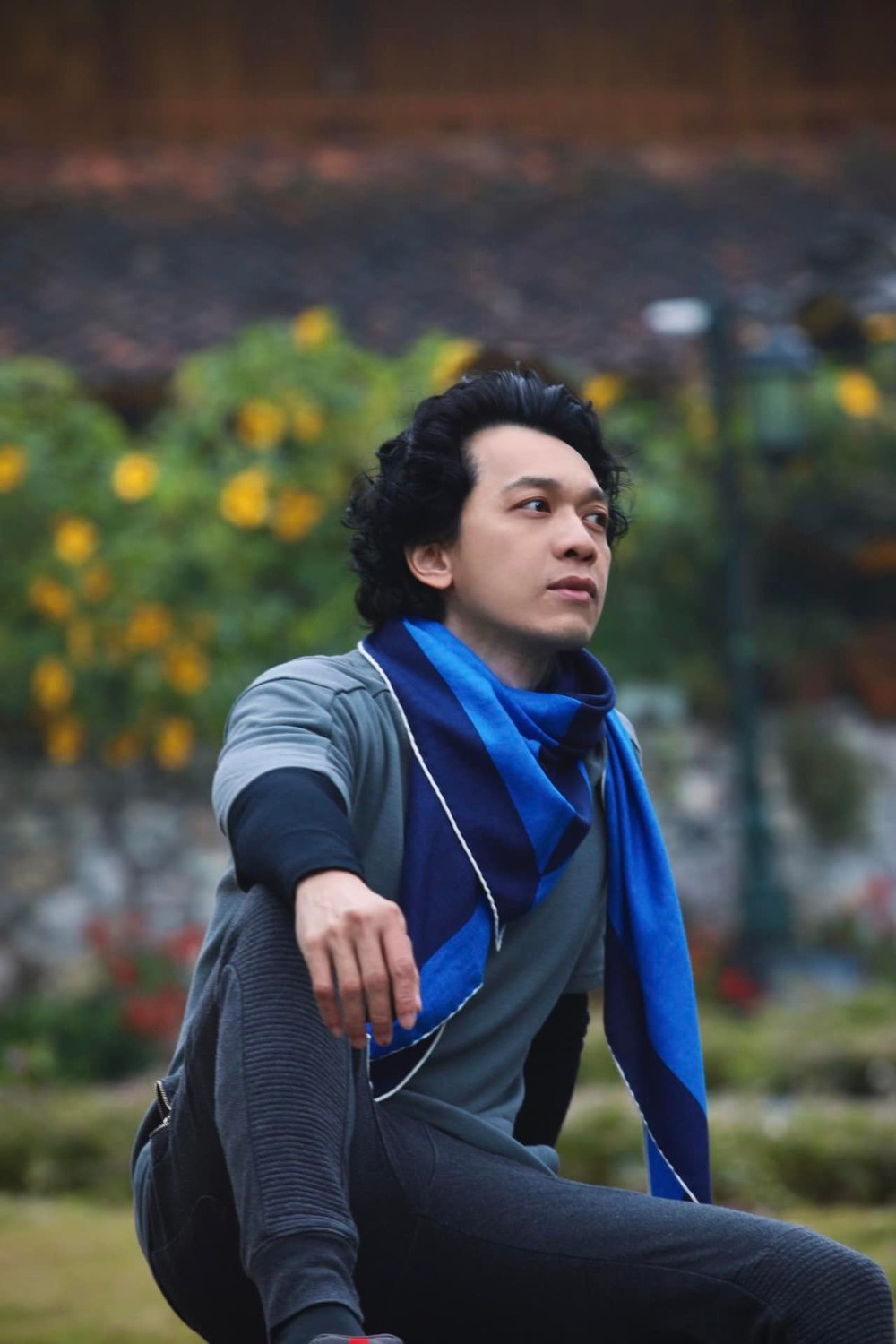 Đáng chú ý, trong những khoảnh khắc đăng kèm bài viết, Trần Hùng Huy lộ diện là người đàn ông lãng tử, có mái tóc xoăn bồng bềnh ấn tượng.