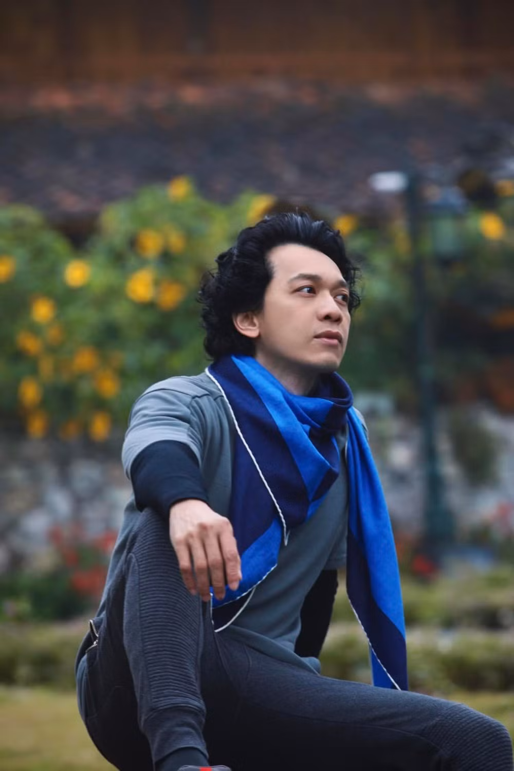 Đáng chú ý, trong những khoảnh khắc đăng kèm bài viết, Trần Hùng Huy lộ diện là người đàn ông lãng tử, có mái tóc xoăn bồng bềnh ấn tượng.