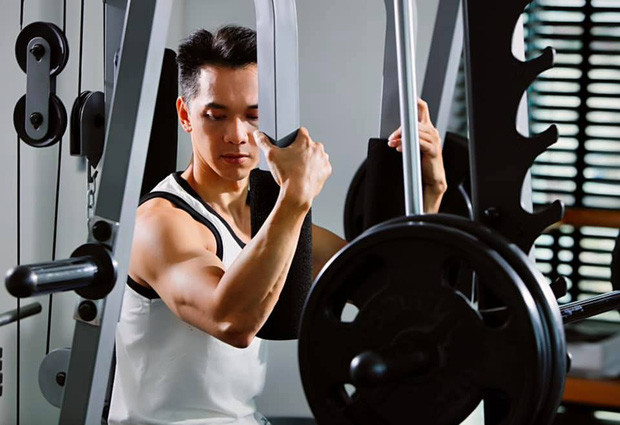 Dù đã ở độ tuổi 43 nhưng Chủ tịch HĐQT ngân hàng ACB vẫn giữ được vẻ ngoài điển trai, cực kì phong độ và vẫn độc thân. Nguồn ảnh: FBNV