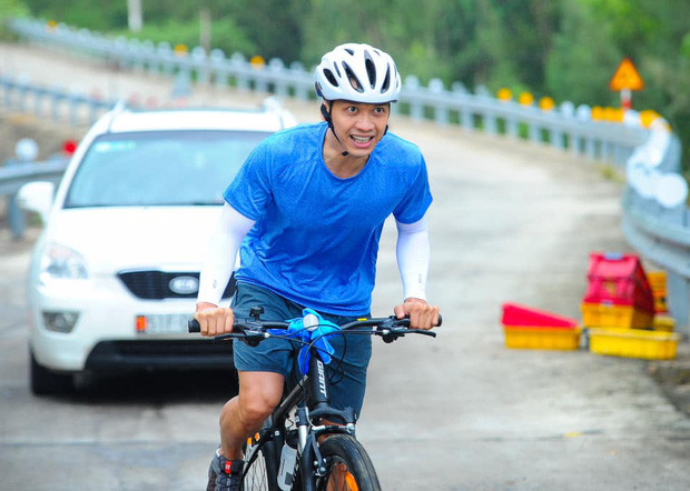 Trên trang cá nhân, Hùng Huy thường xuyên chia sẻ đam mê riêng, thể hiện bản thân là người người năng động, yêu thích thể thao và du lịch.